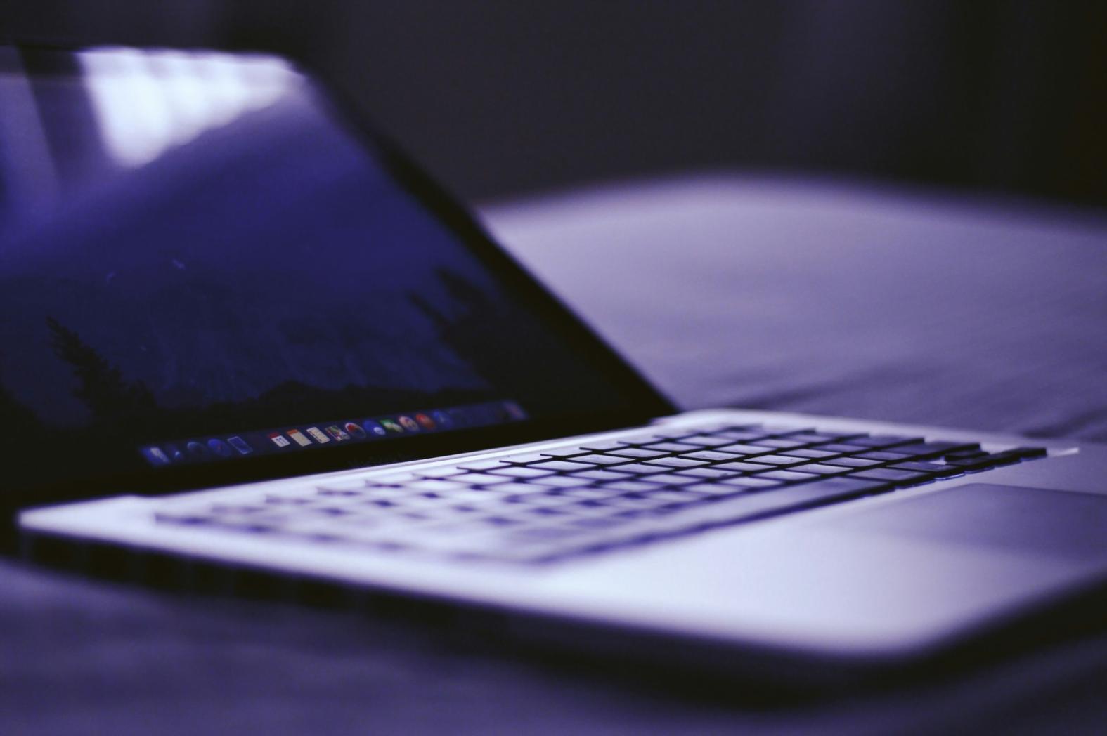 Étudiants travaillant sur des projets d'éclairage 3D en studio